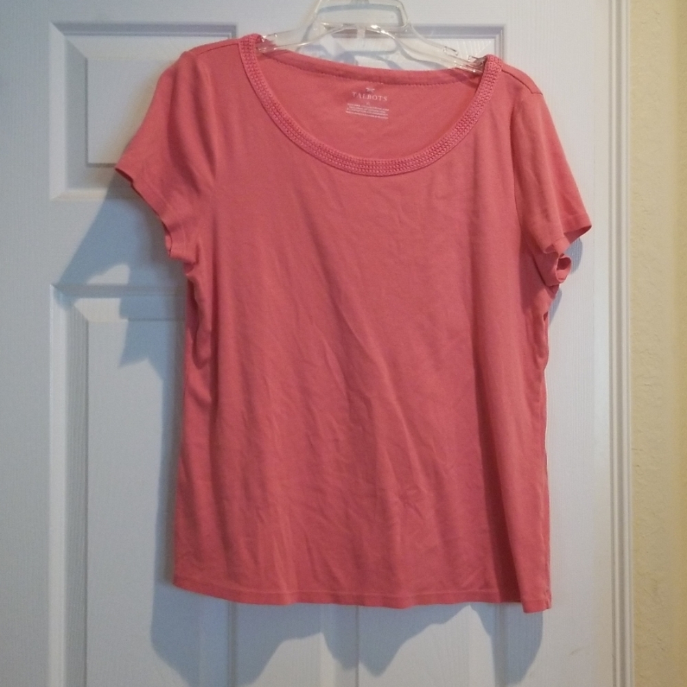Tshirt with knotted collar